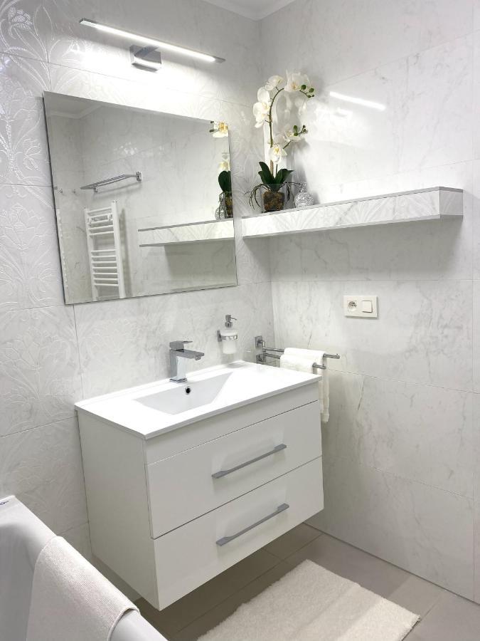 Die Eleganz - Apartment Near The City Center With Free Parking Bratislava Esterno foto